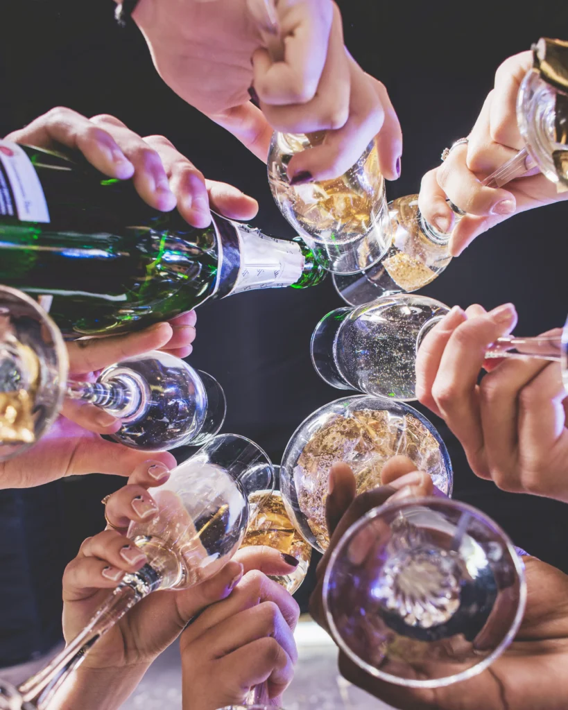 mains de personnes qui trinquent avec leurs verres pour une dégustation professionnelle chez COLIHA