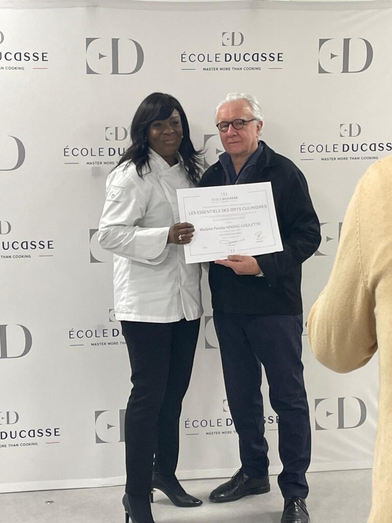 Pamela avec son diplôme chez DUCASSE à Paris