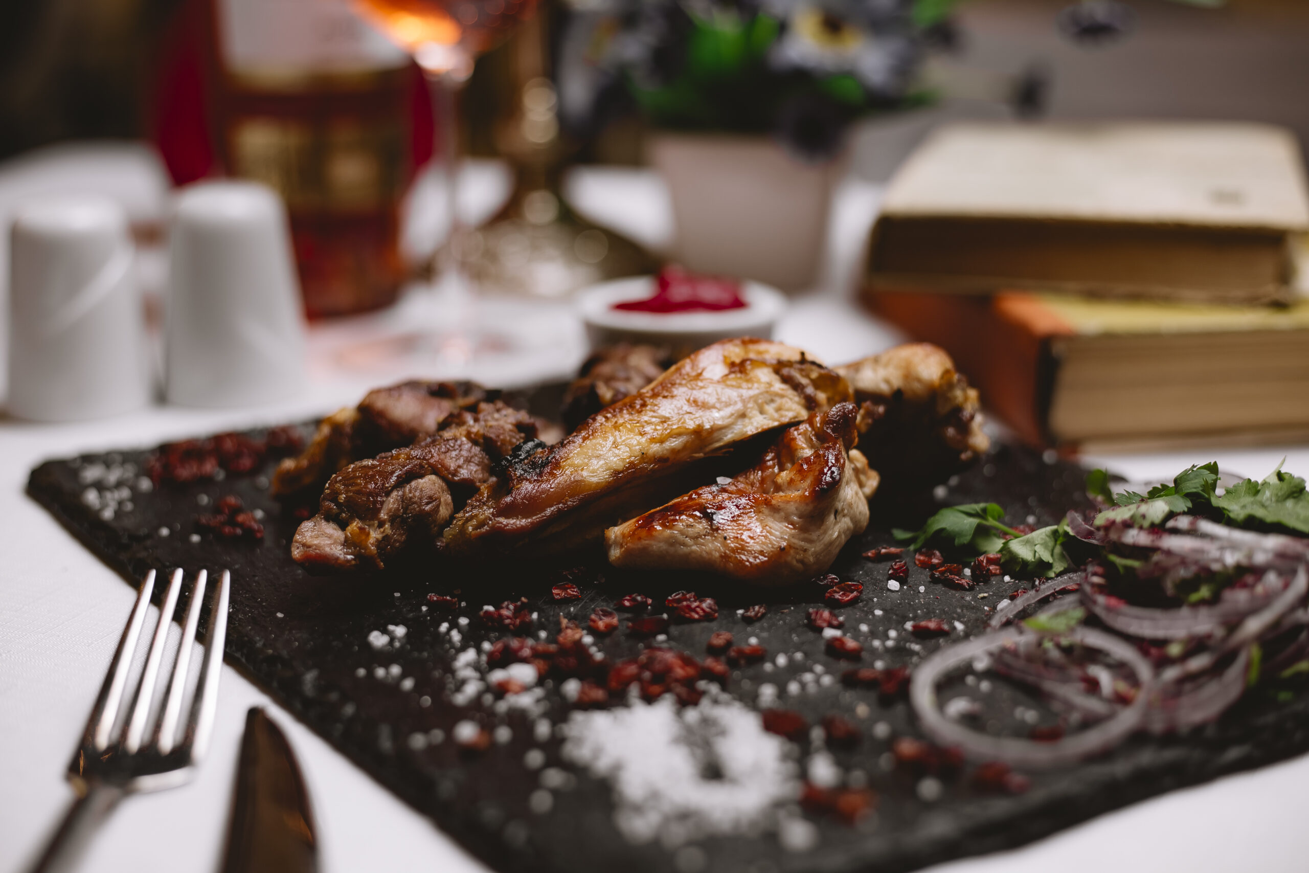 Pour les beaux jours, COLIHA installe une ambiance festive et chaleureuse, avec grillades de qualité et accompagnements aux saveurs métissées.